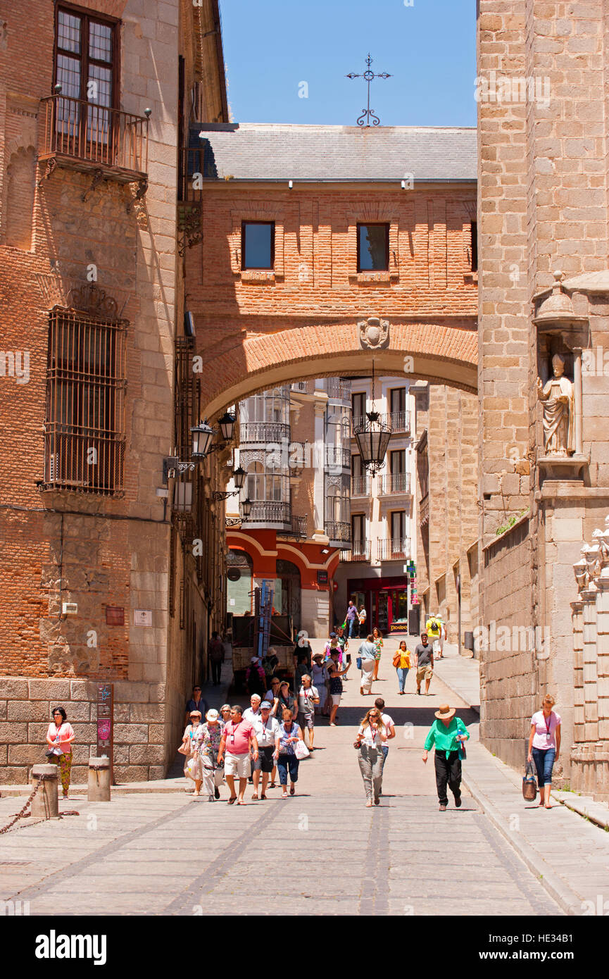 Eine Straße in Toledo, Spanien mit einem überdachten Bogen Stockfoto