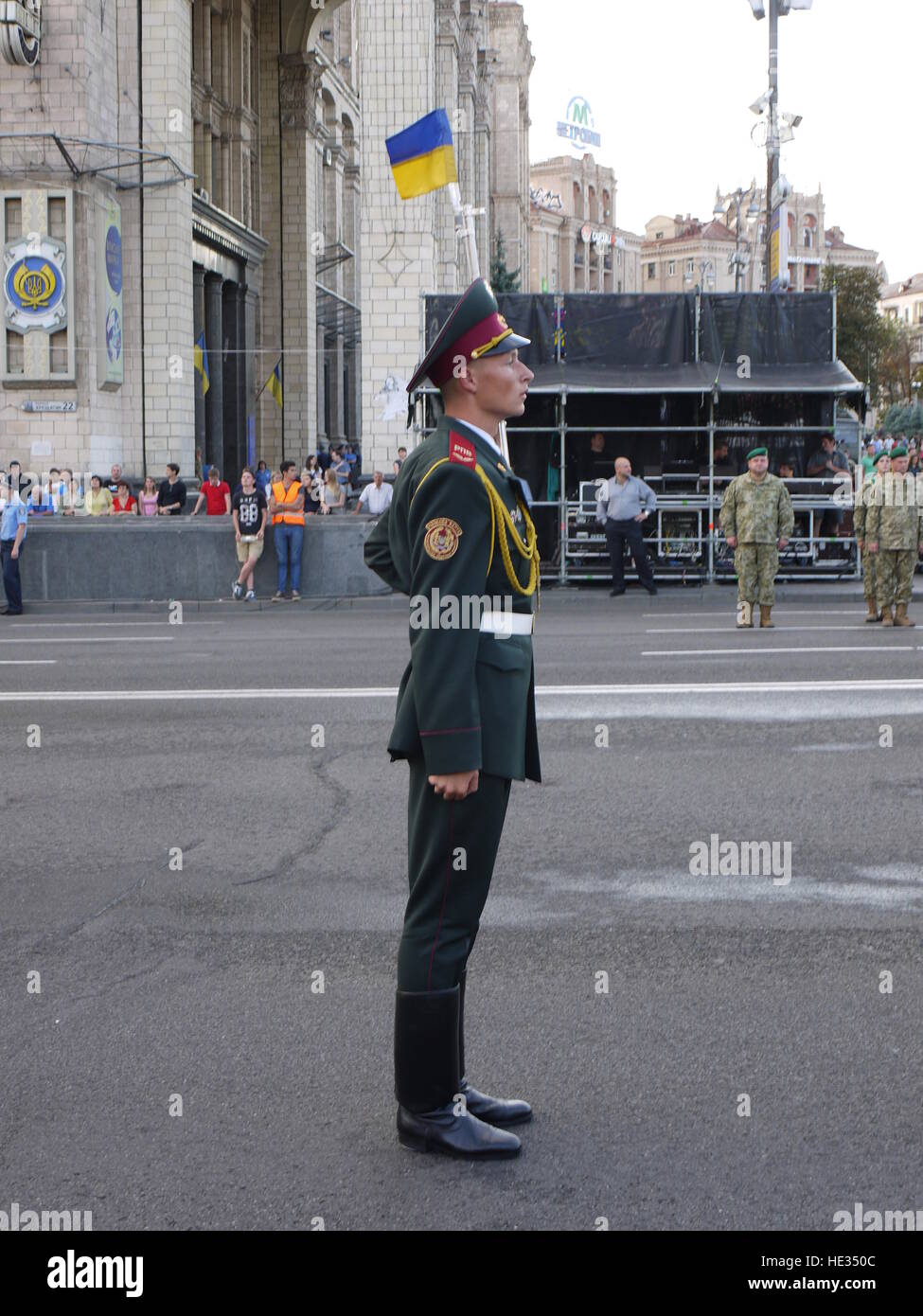 Junger Soldat ist immer bereit für militärische Parade in Kiew, Ukraine Stockfoto