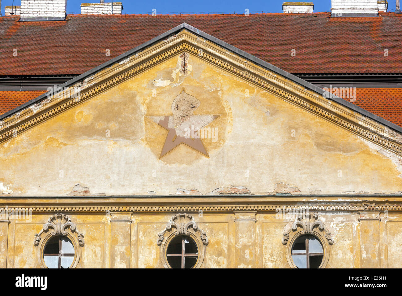 Stern Sie an der Fassade als ein Überbleibsel der sowjetischen Besatzungsmacht, Kloster Louka, Znojmo, Süd-Mähren, Tschechische Republik, Europa Stockfoto