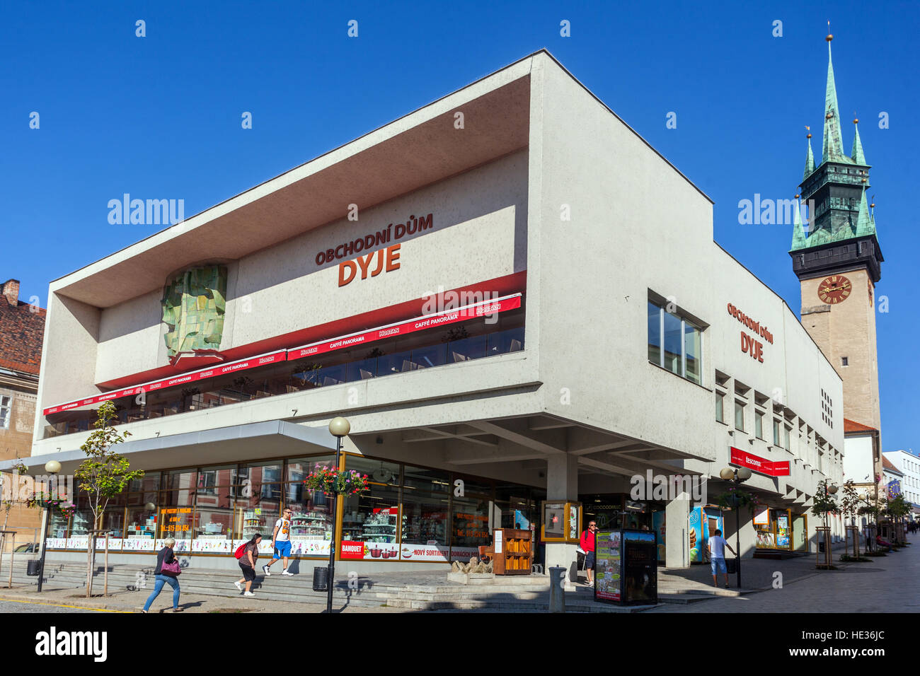 Kaufhaus Thaya, die brutalen Architektur von der Zeit des Kommunismus, Hauptplatz, Znojmo, Süd-Mähren, Tschechische Republik, Europa Stockfoto
