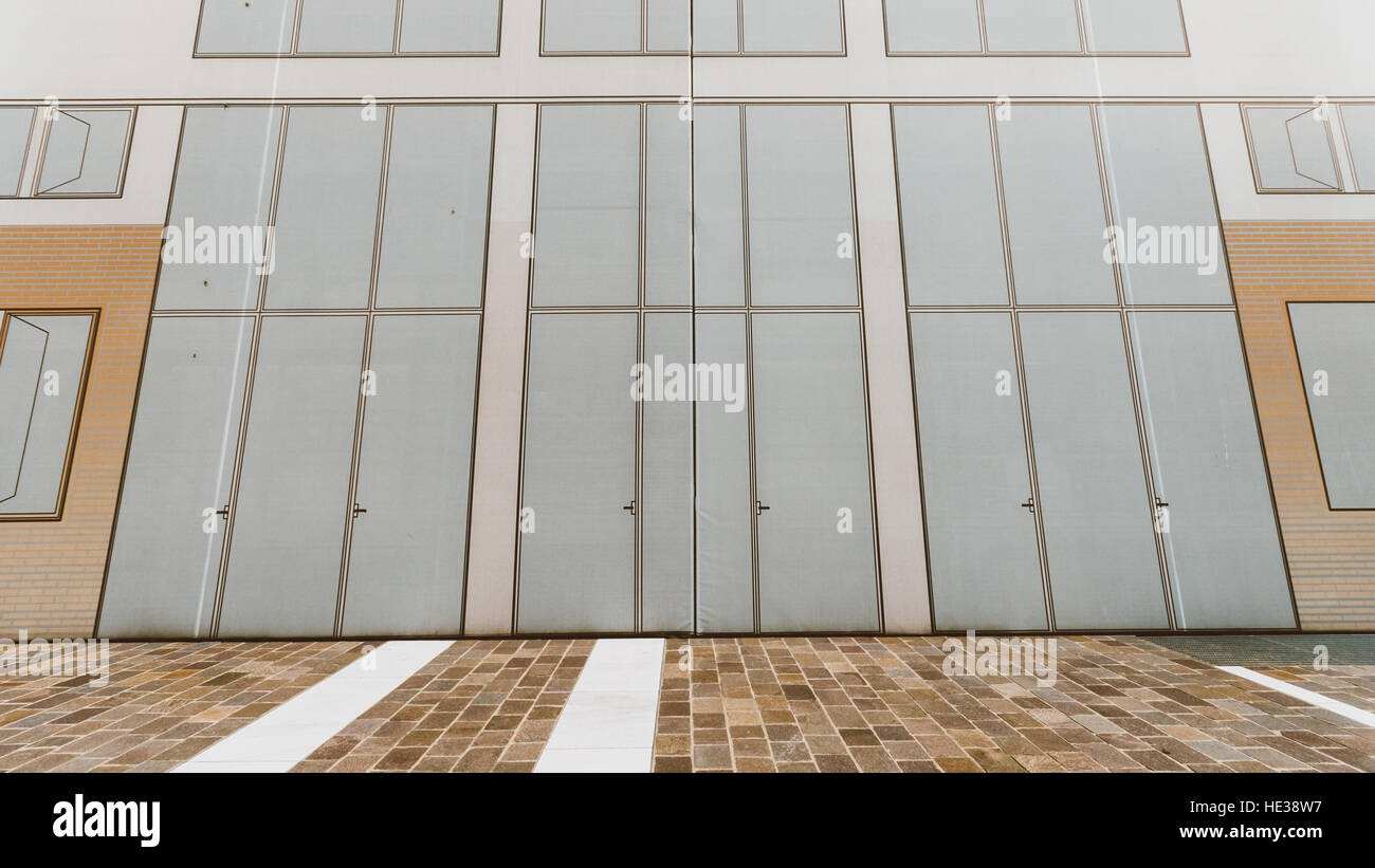 Moderner Gerüstbau Abdeckung auf ein Gebäude, eine bessere Ambiente bieten Stockfoto