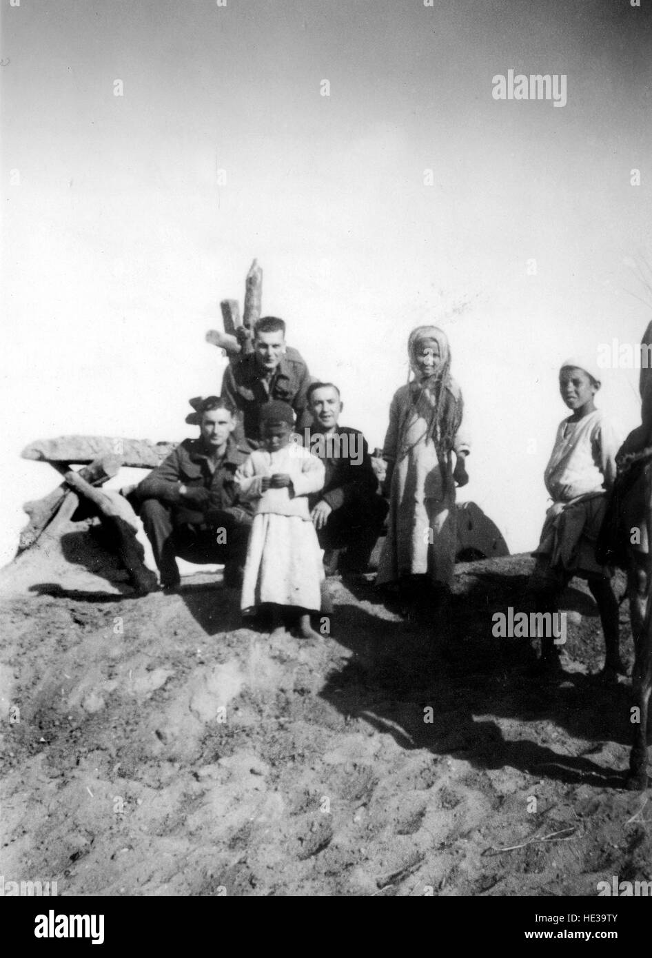 Britische Soldaten und einheimischen Kindern neben Wasser-Rad am Ufer des Sweet-Wasserkanal zu sagen-El-Kebir in Ägypten 1943 Stockfoto