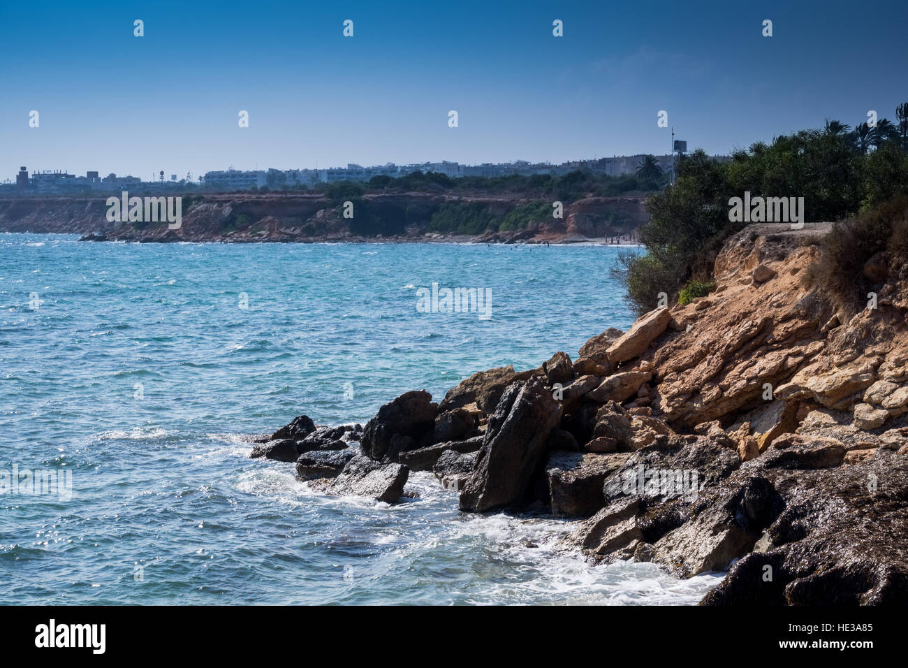 Felsige Küste zwischen Punta Prima und Playa Flamenca, Orihuela Costa, Spanien Stockfoto
