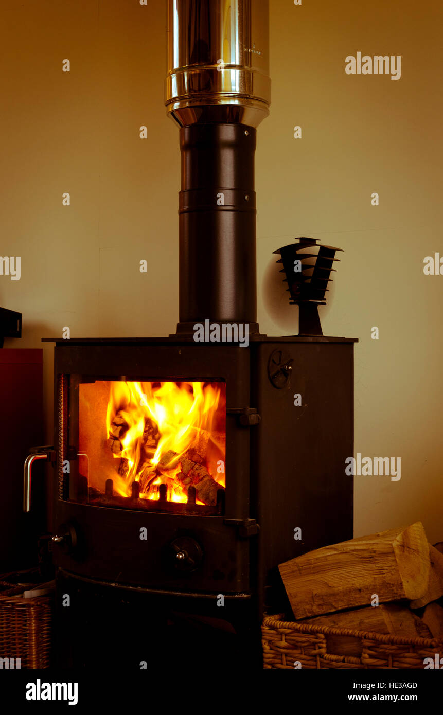Hygge Holzofen Heizung ein gemütliches warmes Zuhause Stockfotografie -  Alamy