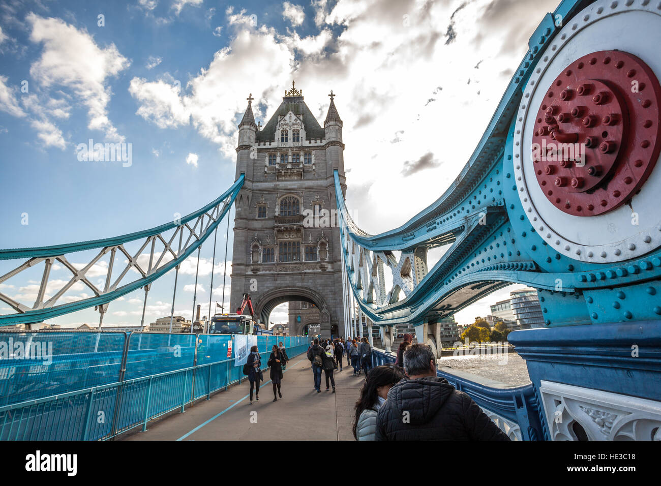 London UK, Menschen, die Tower Bridge überquert Stockfoto