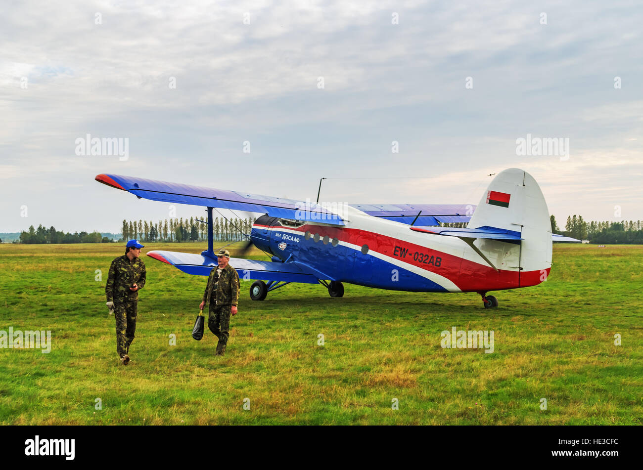 Fallschirmspringer - 2014. Doppeldecker An-2 startet vom Flugplatz. Stockfoto