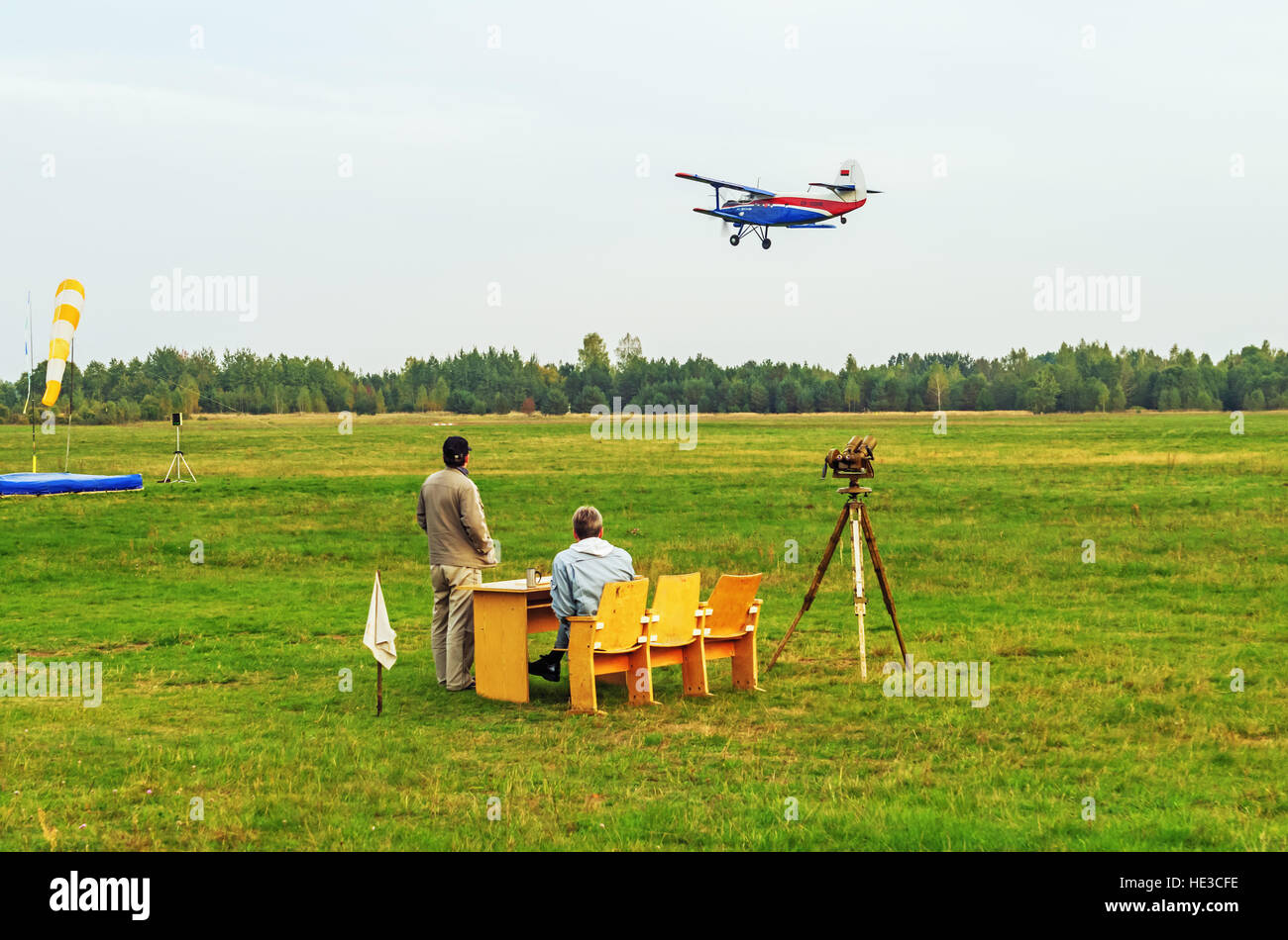 Fallschirmspringer - 2014. Doppeldecker An-2 startet vom Flugplatz. Stockfoto