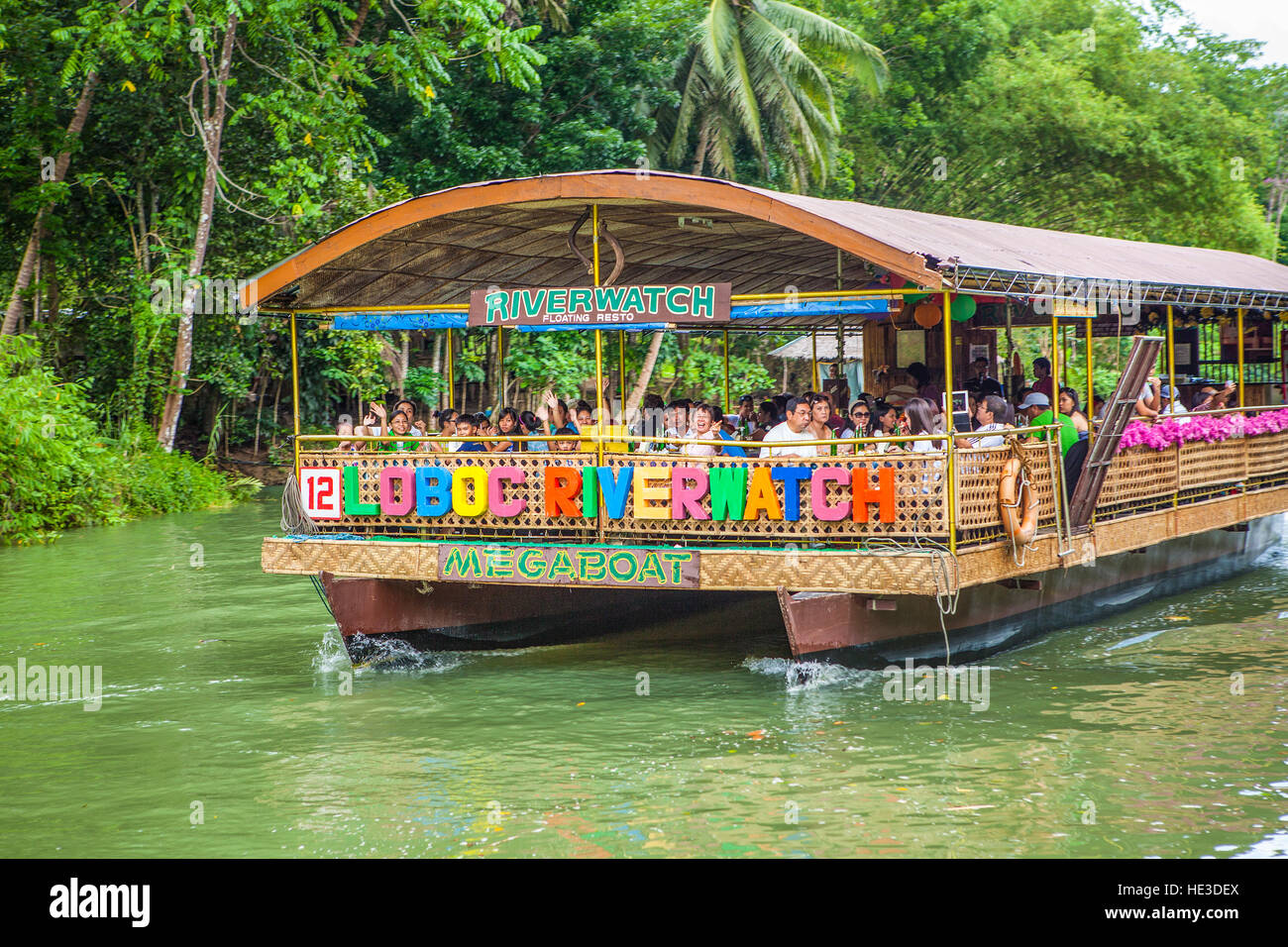 Passagiere genießen Sie eine Mahlzeit und Sightseeing an Bord einem Loboc Riverwatch schwimmenden Restaurant auf Bohol Island, Philippinen, Südostasien. Stockfoto