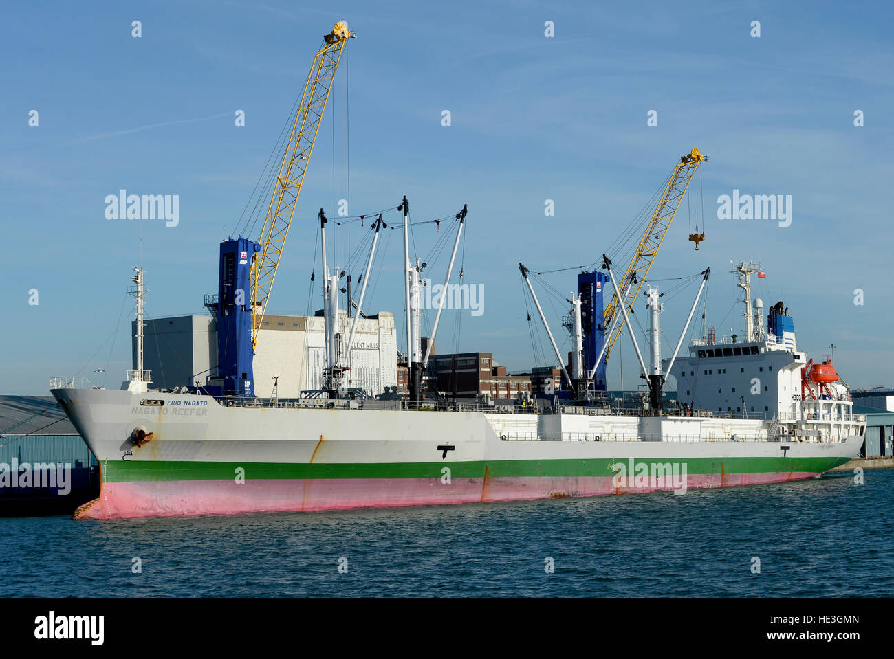 MV Frio Nagato Frachter neben bei Southampton Docks, Southampton, Hampshire, England, UK. Stockfoto