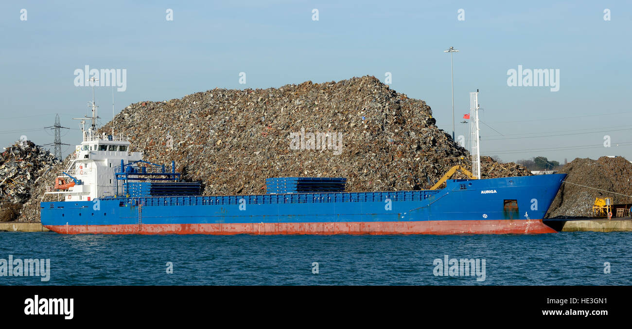 MV Auriga festgemacht an Southampton Docks auf einer Ladung von Altmetall. Stockfoto