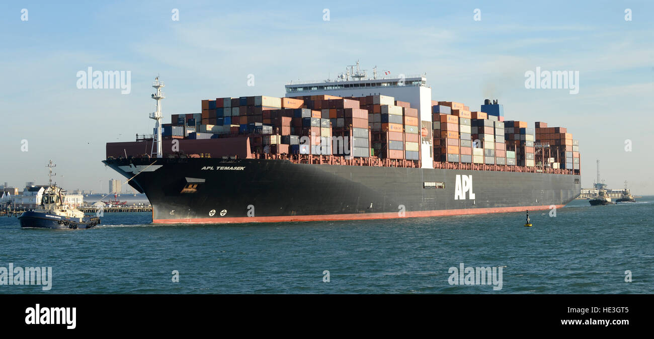 APL Temasek Containerschiff kommt in Southampton Docks, Southampton Water, Southampton, Hampshire, England, UK. Stockfoto