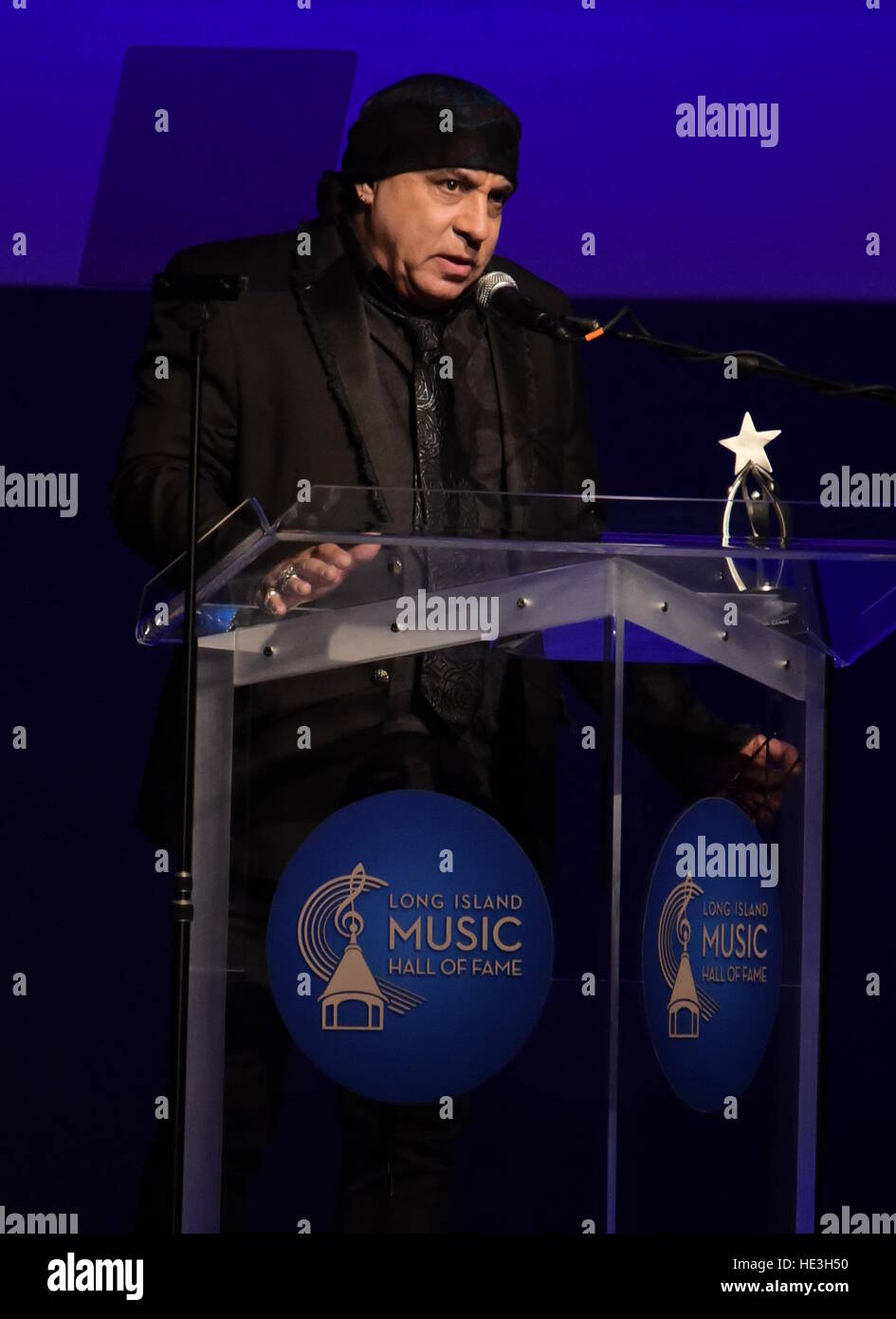 Legendäre Gitarrist Steven Van Zandt erhält die Long Island Music Hall Of Fame 2016 Harry Chapiin Legend Award an den Raum mit: Steven Van Zandt wo: Westbury, New York, USA bei: 3. November 2016 Stockfoto