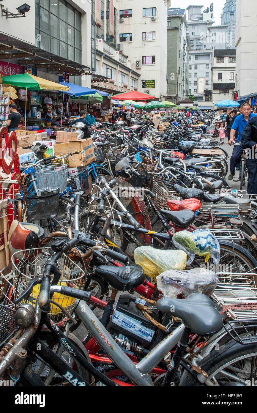 Parkplätze Fahrradständer im alten Shanghai-Basar in der Nähe von Chenghuang Miao Stadt Gottes Tempel Shanghai, China. Stockfoto