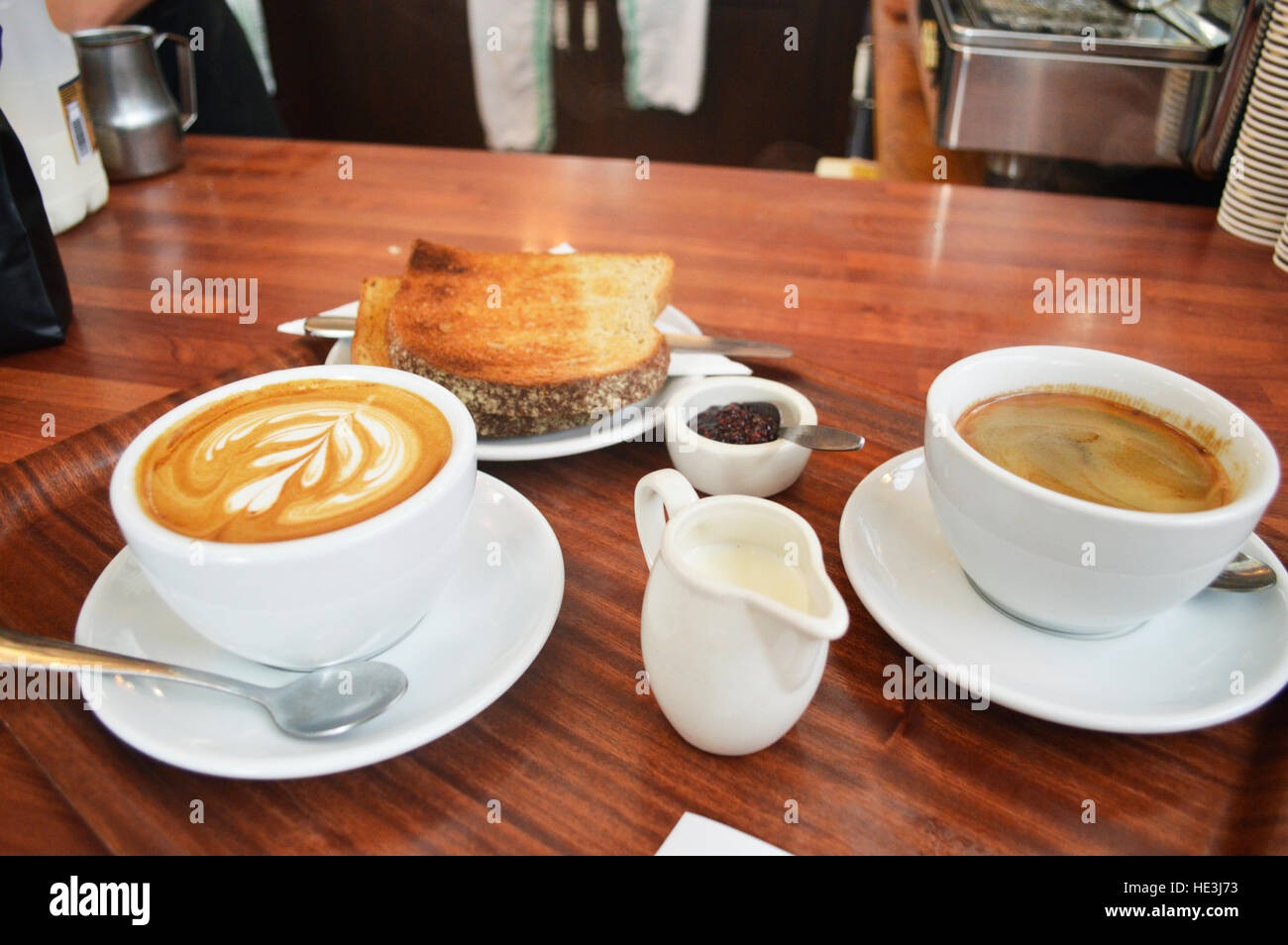 CARDIFF, VEREINIGTES KÖNIGREICH. 13. Oktober 2016. Kaffee und Toast in der Plan-Café in der Morgan Arcade servierbereit. © Jessica Gwynne - freier Fotograf Stockfoto