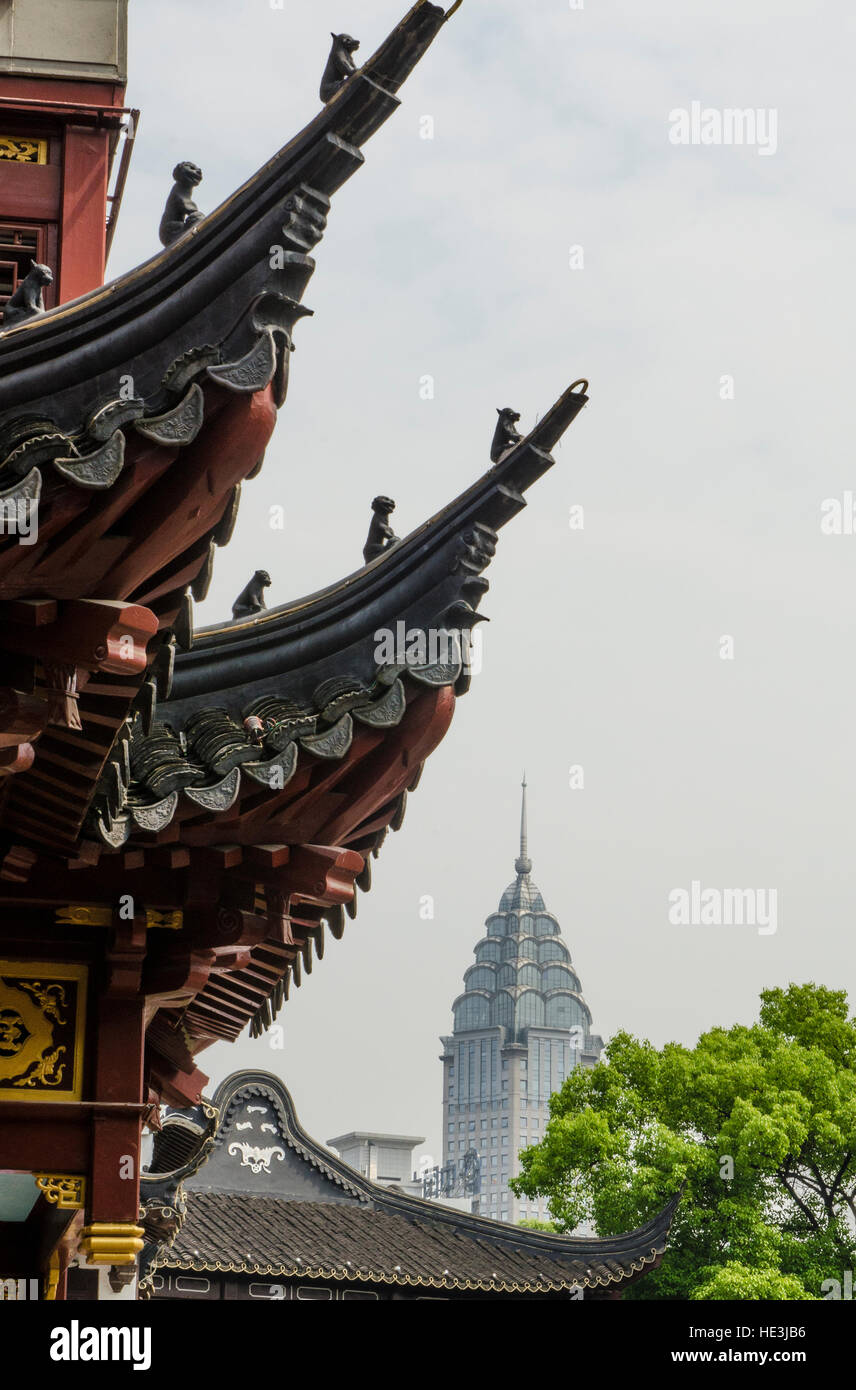 Altes trifft neues Gebäude der Innenstadt von Shanghai und das Dach des Chenghuang Miao (Tempel der Stadt Gottes) Shanghai, China. Stockfoto Altes trifft neues Gebäude der Innenstadt von Shanghai und das Dach des Chenghuang Miao (Tempel der Stadt Gottes) Shanghai, China. Stockfoto