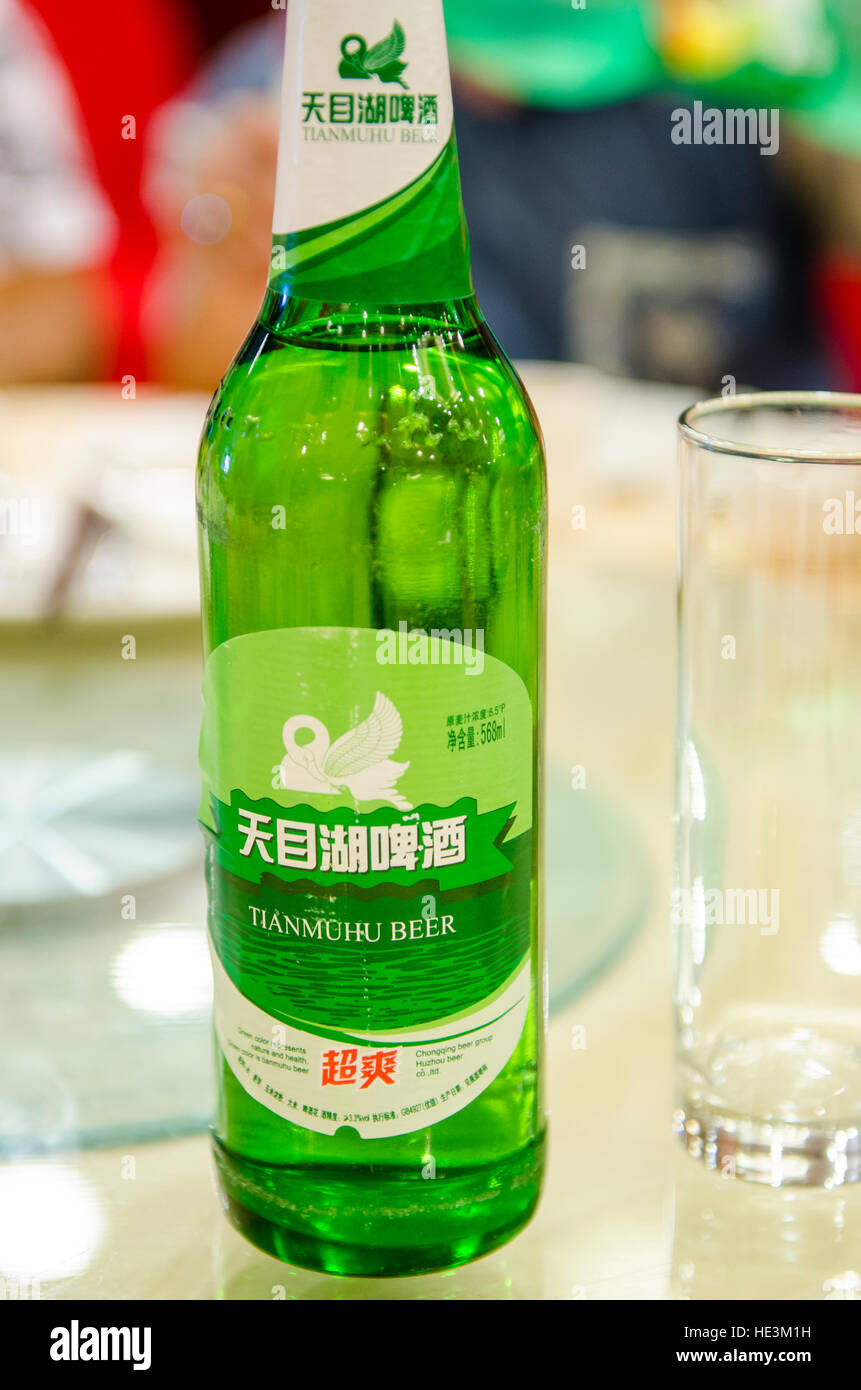Lokales Bier trinken alkoholische Getränke, Shanghai, China. Stockfoto