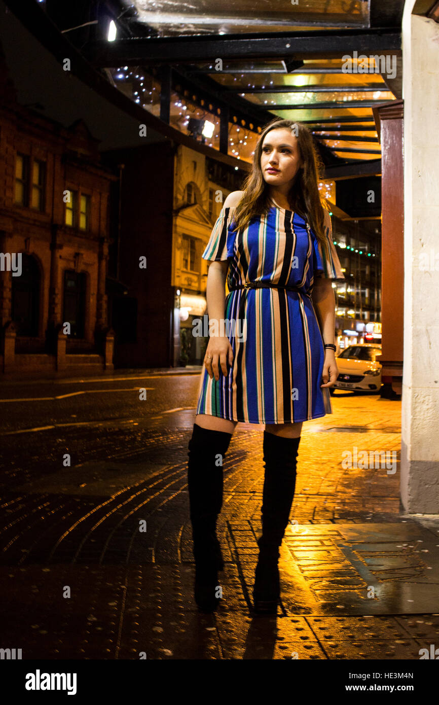 13.12.16 Olivia Gildart, 20, Design-Student auf USW imitieren Jean Shrimpton, wer eines der weltweit ersten Supermodels der 1960er Jahre galt festgelegt Stockfoto