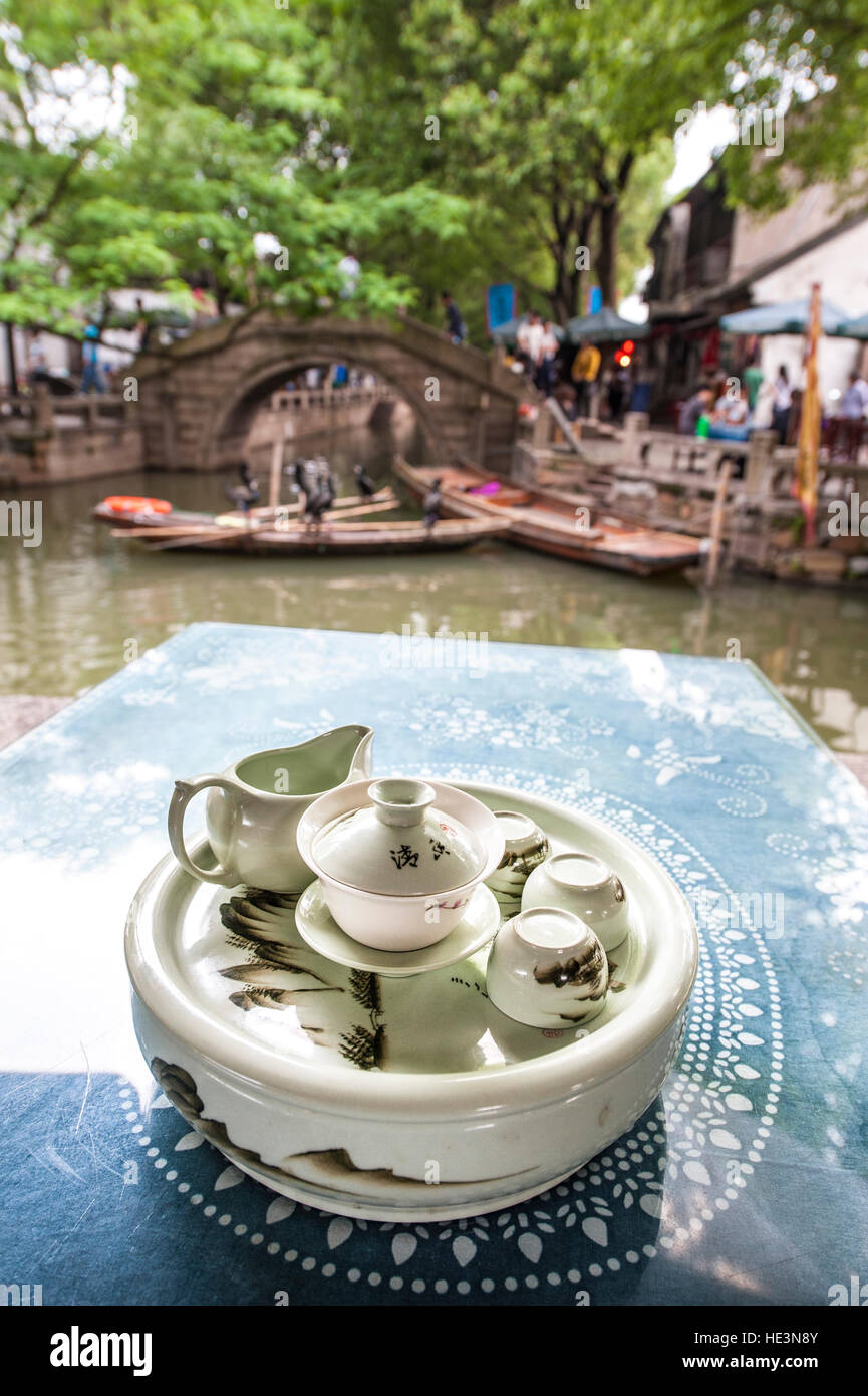 Tee-Service set Teestube am Tisch in der Nähe Kanal in das Wasser Dorf Tongli, China. Stockfoto