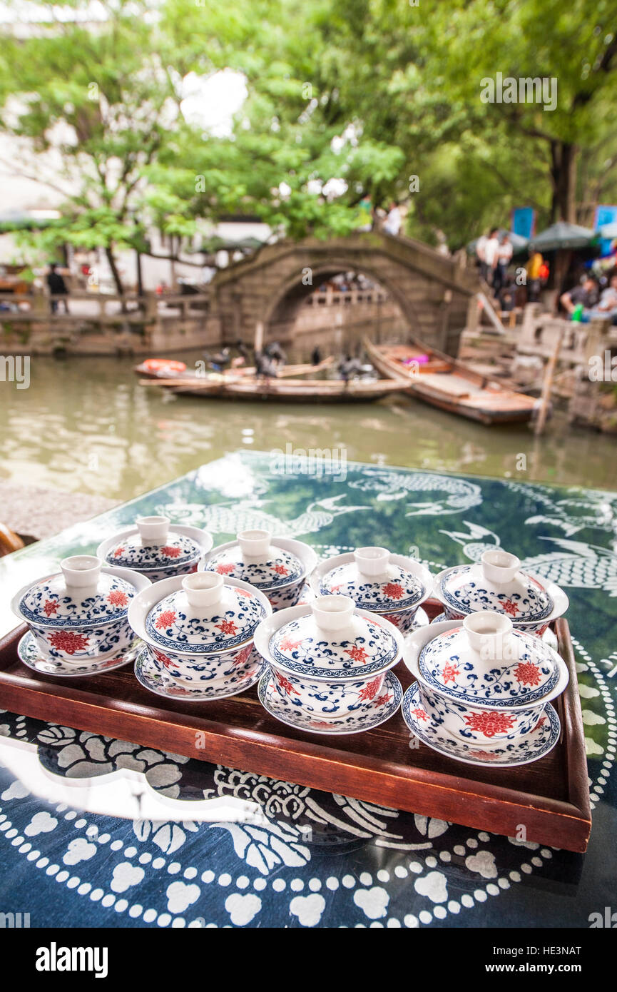Tee-Service set Teestube am Tisch in der Nähe Kanal in das Wasser Dorf Tongli, China. Stockfoto