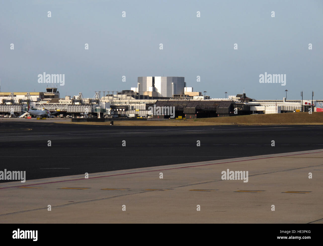 Asphalt von Humberto Delgado Flughafen, Lisboa, Lissabon, Portugal