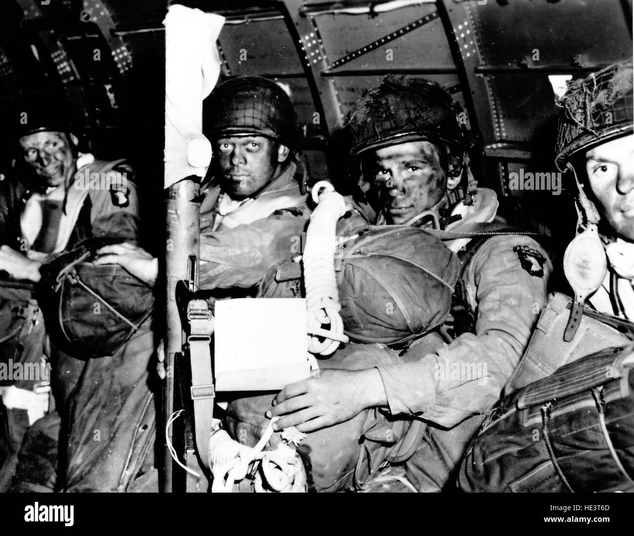 Normandie, Frankreich, 6. Juni 1944. Fallschirmjäger der 101. Airborne Division "Schreien" Adler, an Bord einer c-47 vor dem Start Stockfoto