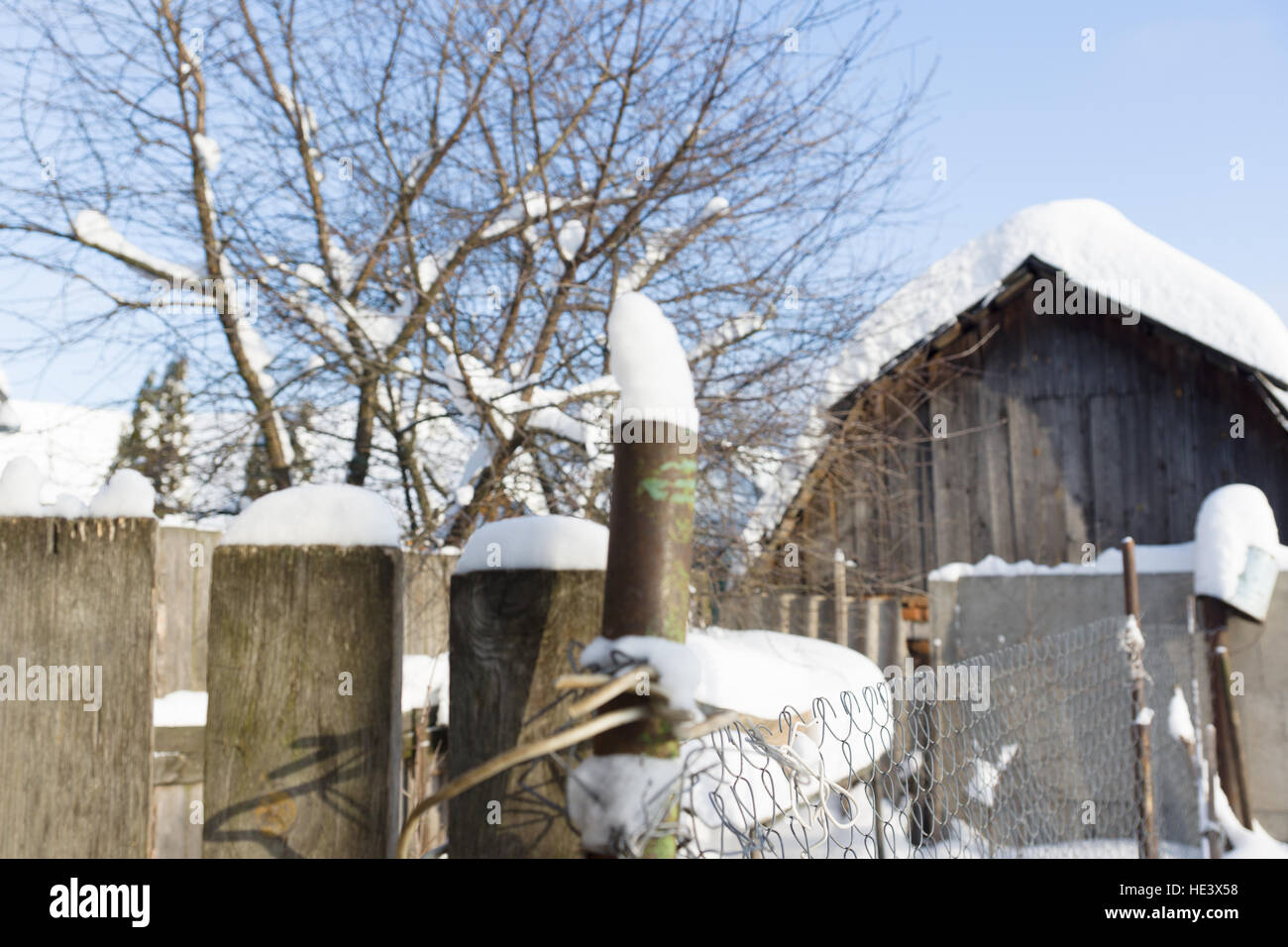 Vordere Holzzaun mit eine Schneekappe Stockfoto