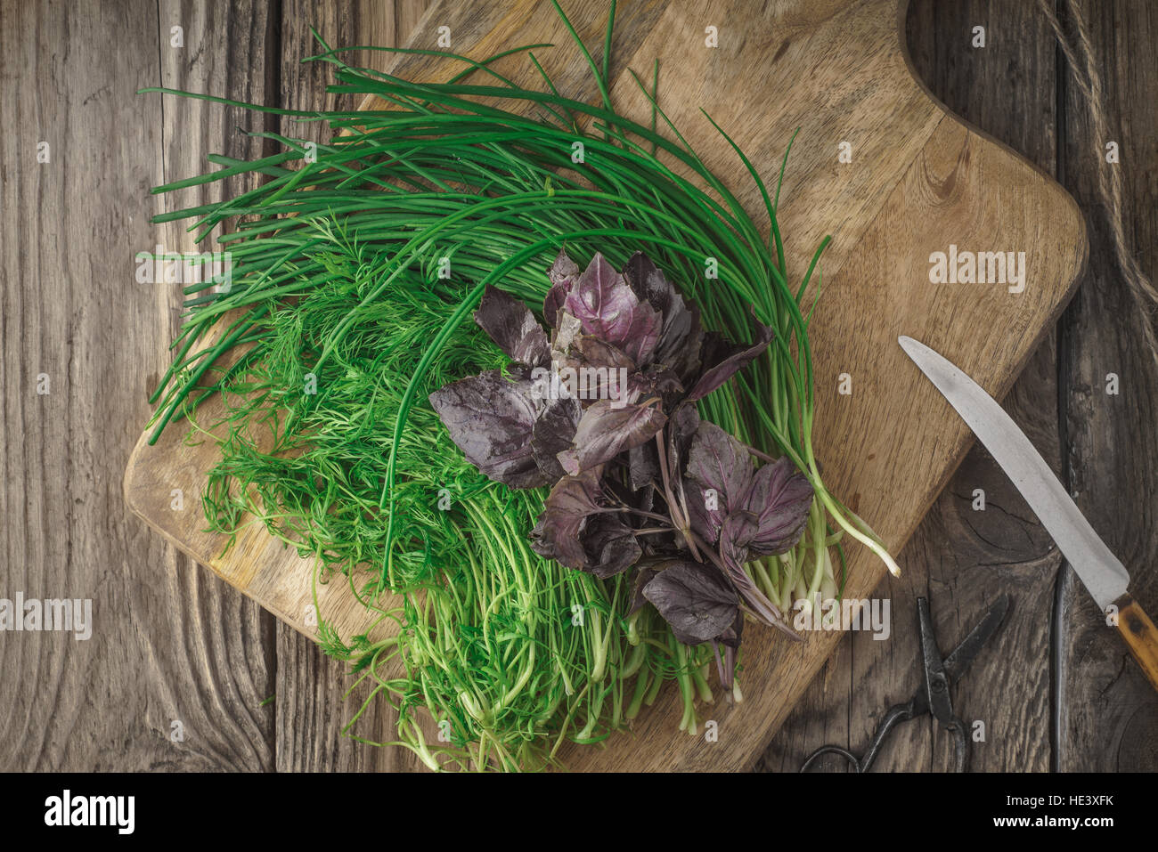 Frische Kräuter und ein Messer auf ein Schneidebrett horizontale Stockfoto