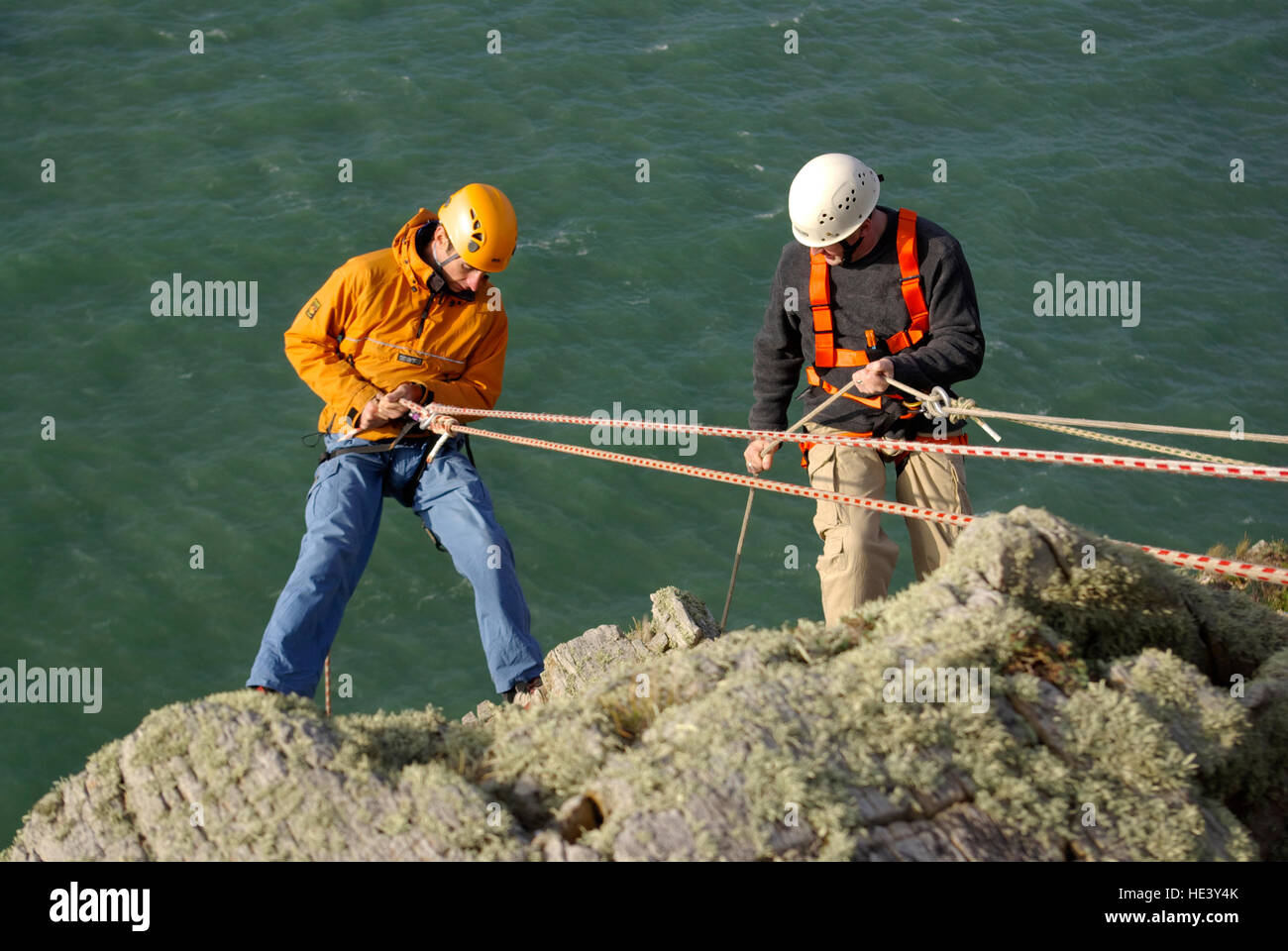 Freiwillige in gemeinsame Übung in South Stack Holyhead Stockfoto