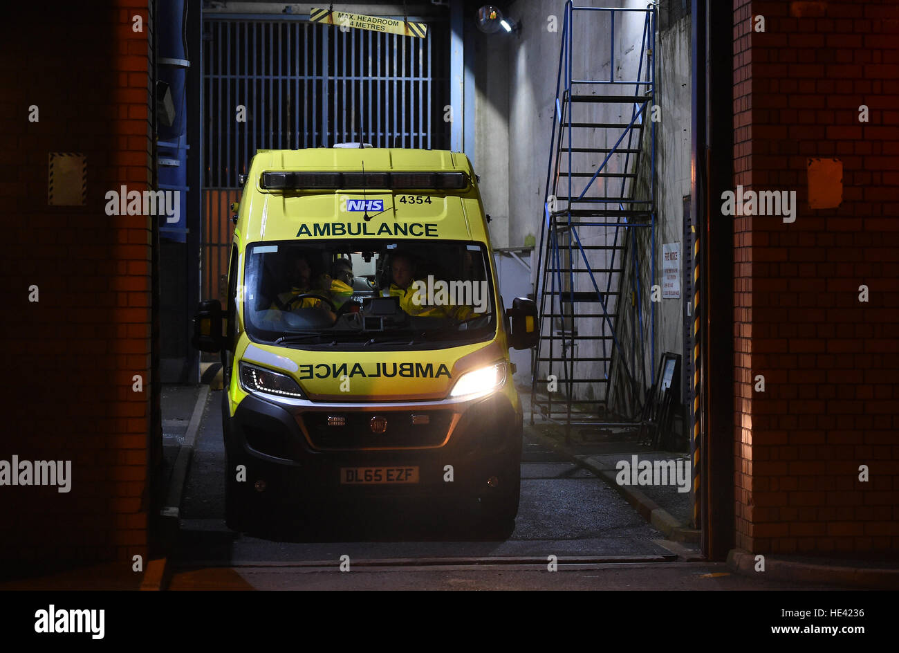 Ein Krankenwagen kehrt nach HMP Birmingham zurück, wo eine Störung im Gange ist. Ein spezialisiertes Aufstandskommando, bekannt als das "Tornado-Team", wurde eingesetzt, um die Schwierigkeiten zu unterdrücken, die im Gefängnis - früher bekannt als Winson Green - im Stadtzentrum gegen 9 Uhr begannen. Stockfoto