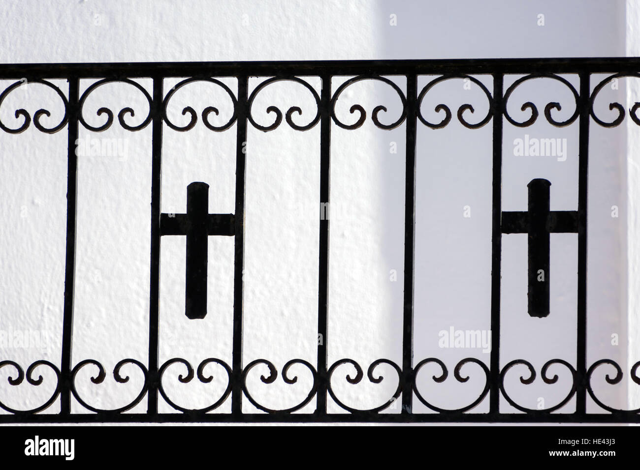 Schwarzen schmiedeeisernen Kreuz gegen die weiße Wand, Griechenland Stockfoto