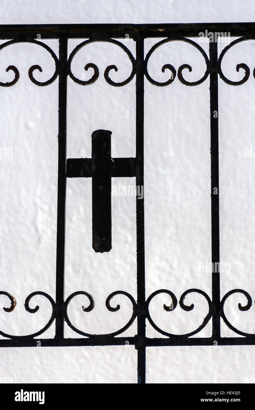 Schwarzen schmiedeeisernen Kreuz gegen die weiße Wand, Griechenland Stockfoto