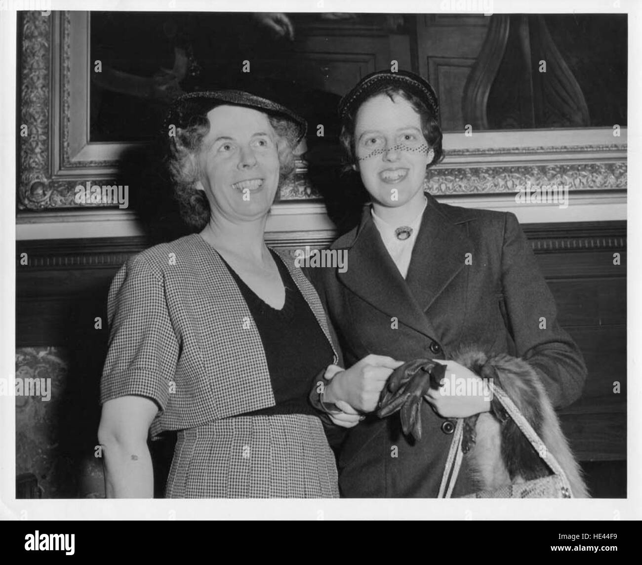 Dieses historische Foto zeigt G.E. Marie Wilson und Janet Scott während ihrer Anwaltszeremonie in der Osgoode Hall, Law Society of Upper Canada. Das Bild zeigt die Rolle der Frauen im Recht während des frühen 20. Jahrhunderts und zeigt ihre traditionelle Kleidung und ihre juristische Professionalität. Stockfoto