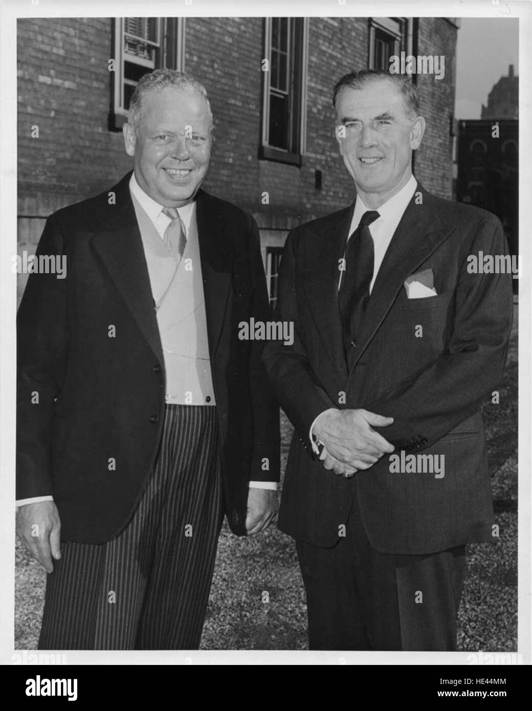 Dieses historische Foto zeigt Schatzmeister Carson und Rt. Sir Raymond Evershed von der Law Society of Upper Canada. Sie wurde in einem wichtigen Moment in der Rechtswelt aufgenommen und spiegelt ihre wichtige Rolle in der kanadischen Rechtsgeschichte wider. Stockfoto