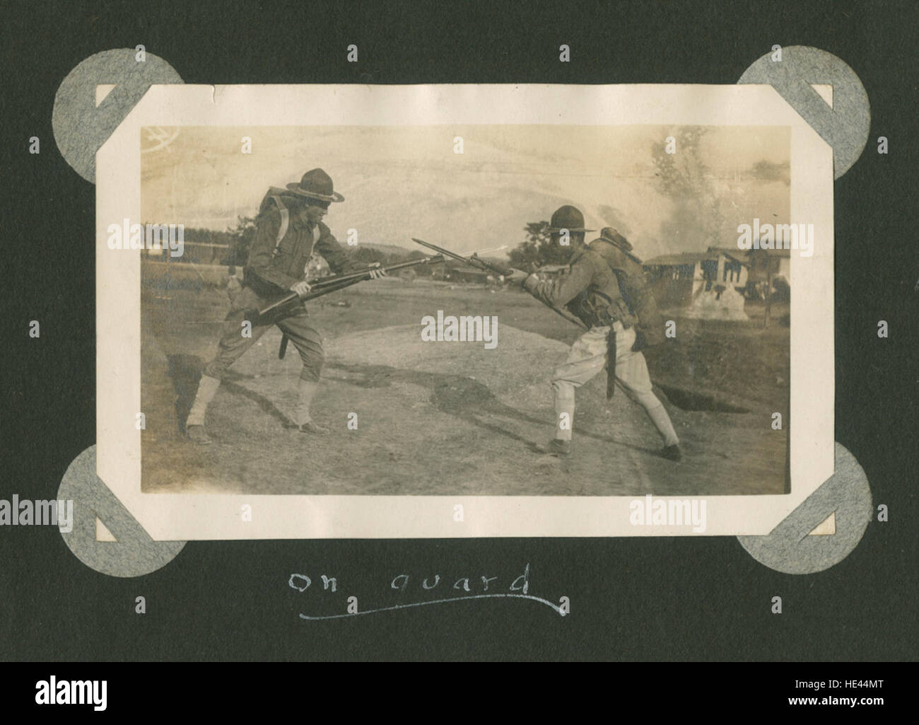 Dieses Foto stellt einen historischen Moment dar und erfasst ein Bild aus der Vergangenheit, das eine antike oder vergangene Ära veranschaulicht. Das Bild erinnert an die zeitlose Natur der Geschichte. Stockfoto