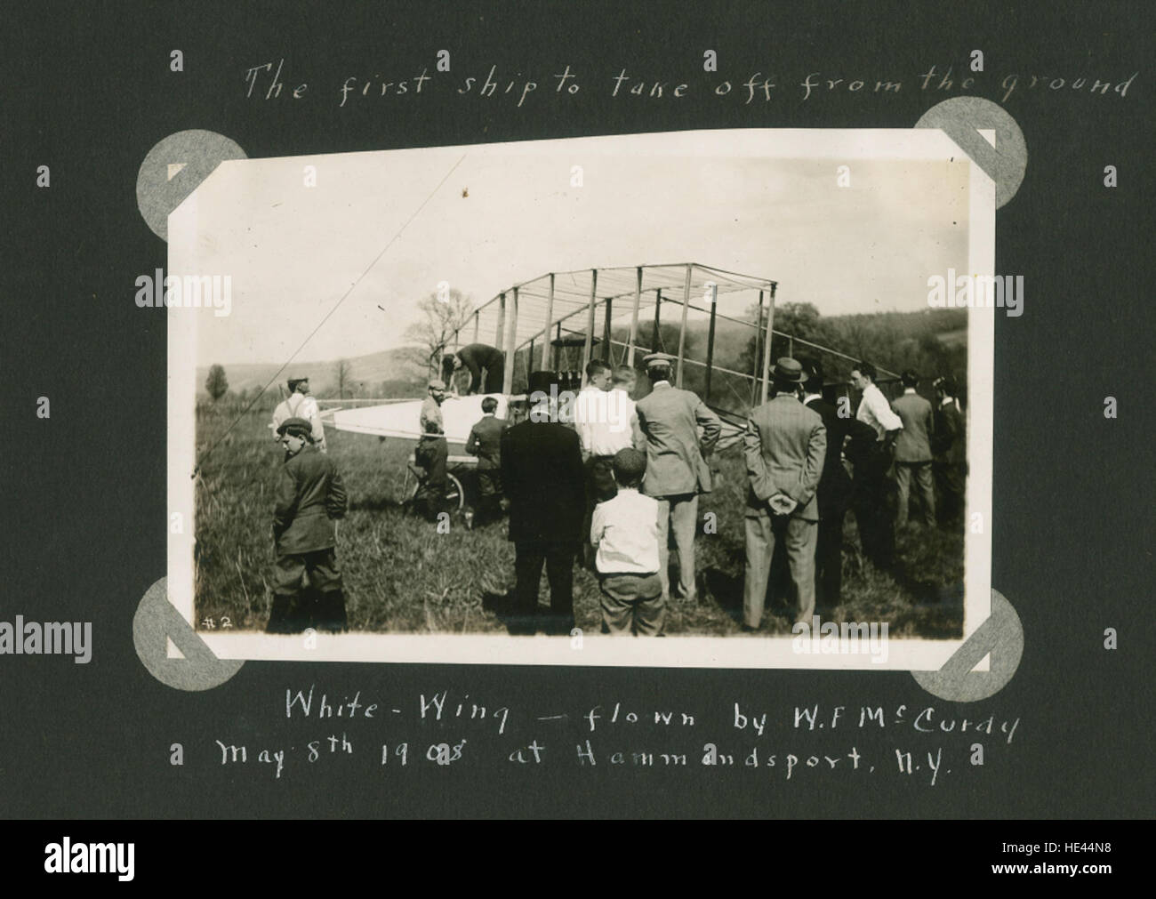 Ein historisches Bild eines frühen Flugzeugs der Aerial Experiment Association (AEA), eines Schieberzweideckers, das für Forschung und Tests verwendet wird. Die 1907 gegründete AEA trug zu frühen Fortschritten in der Luftfahrt bei. Stockfoto