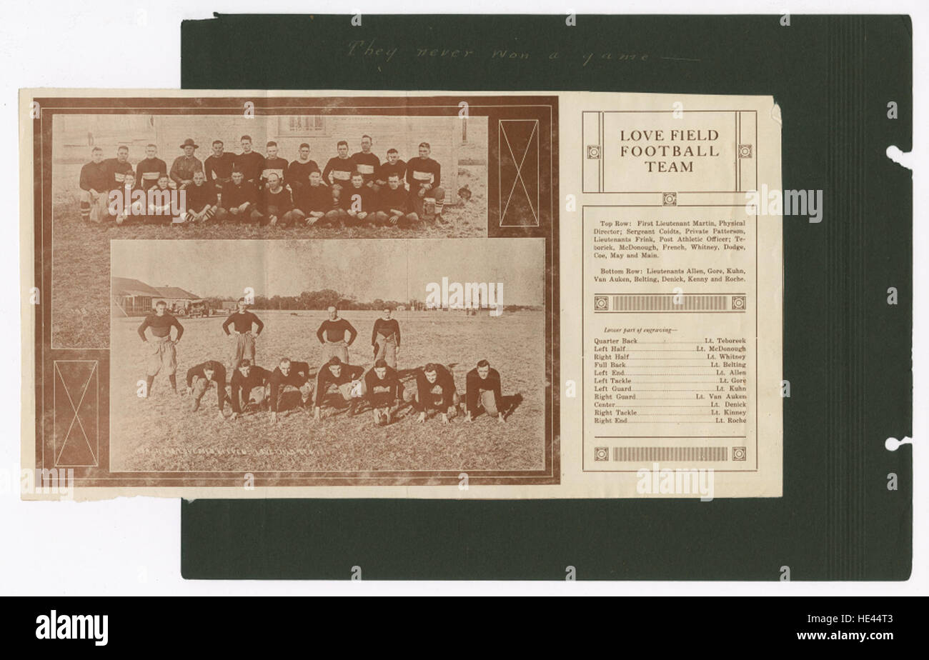 Dieses historische Bild fängt eine vergangene Ära ein und zeigt Elemente wie die United States Army, eine Fußballmannschaft und Militärs auf dem Dallas Love Field. Das Foto hebt den historischen Kontext der Zeit hervor, der in dieser Momentaufnahme der Vergangenheit festgehalten wird. Stockfoto