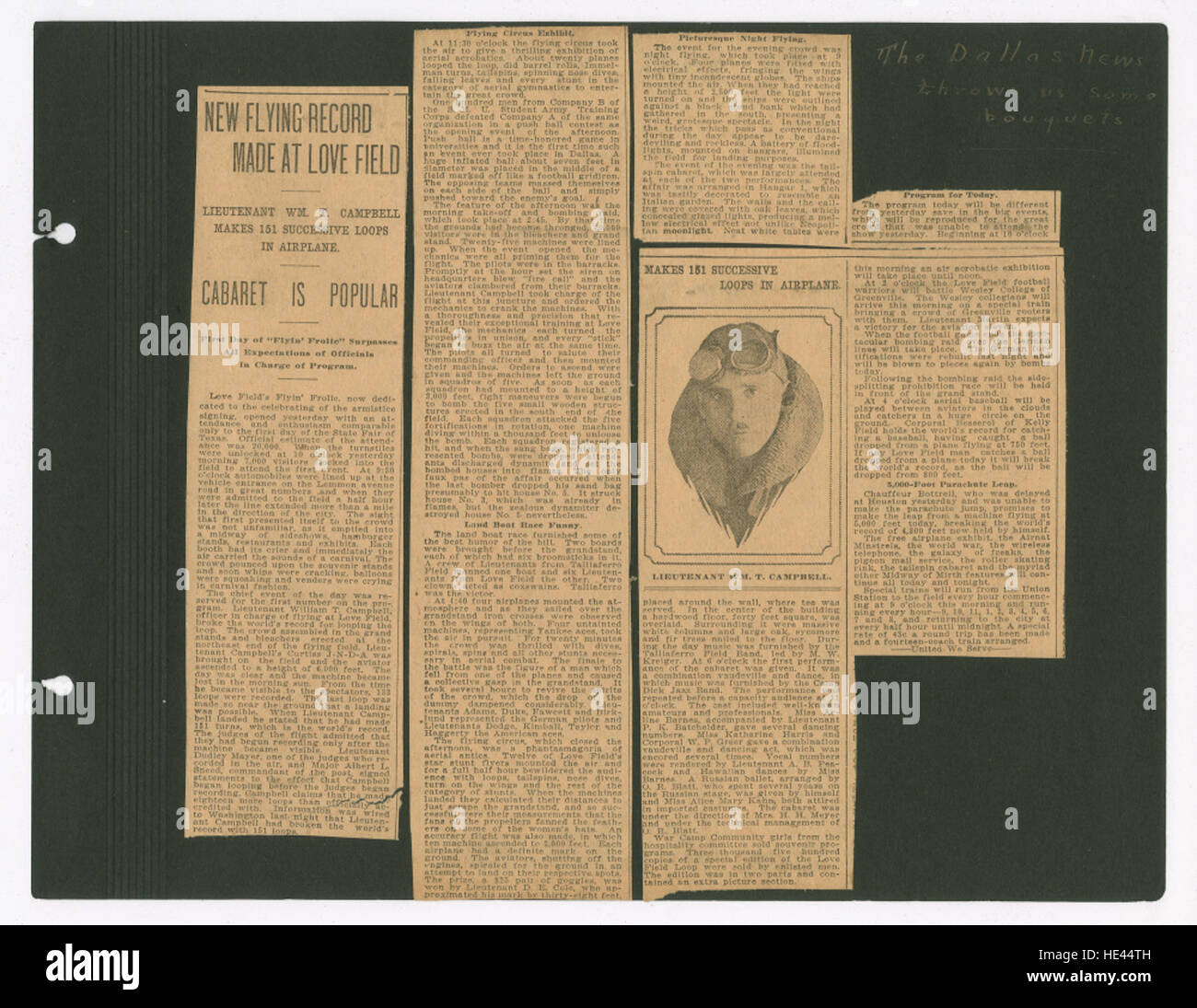 Dieses historische Bild fängt das Erbe des Dallas Love Fields während des frühen 20. Jahrhunderts ein und zeigt frühe militärische Luftfahrt- und Flugshows. Das Foto ist eine Momentaufnahme einer vergangenen Ära in der amerikanischen Luftfahrtgeschichte. Stockfoto