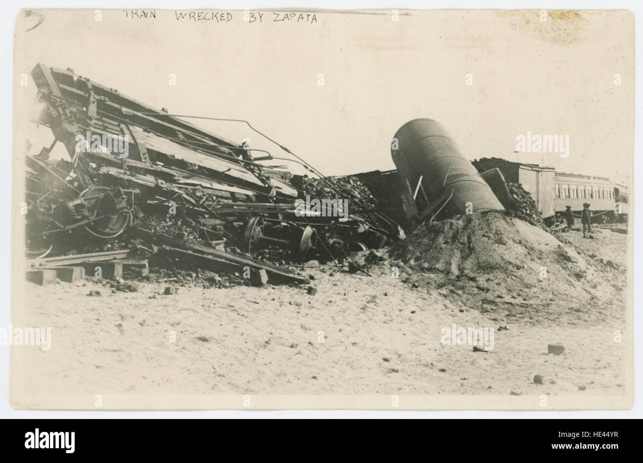 Ein historisches Foto, das El Tuerto Morales und seinen Assistenten, Schlüsselfiguren der Zapatistenbewegung während der mexikanischen Revolution, zeigt. Das Bild zeigt einen Moment aus der Vergangenheit und hebt die revolutionären Führer und ihre Bedeutung in der mexikanischen Geschichte hervor. Stockfoto