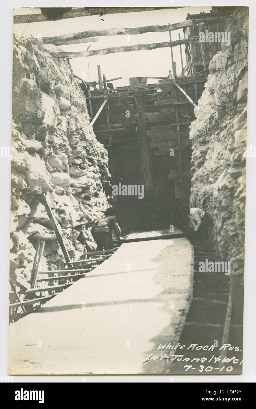 Das White Rock Reservoir und das dazugehörige Tunnelsystem in Texas sind wichtige Komponenten der Wasserversorgungsinfrastruktur der Region. Das Tunnel- und Brunnensystem dient der Sammlung und Verteilung von Wasser in die umliegenden Gebiete und spielt eine entscheidende Rolle bei der lokalen Wasserbewirtschaftung. Stockfoto