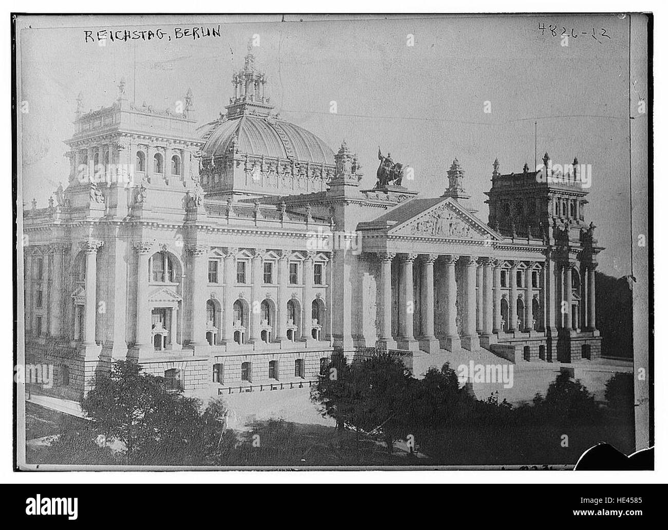 Der Reichstag in Berlin ist ein historisches Gebäude, das die politische Geschichte Deutschlands symbolisiert. Das Bild spiegelt seine architektonische Pracht und Bedeutung in verschiedenen Epochen wider, von der Konstruktion bis zur heutigen Nutzung. Stockfoto