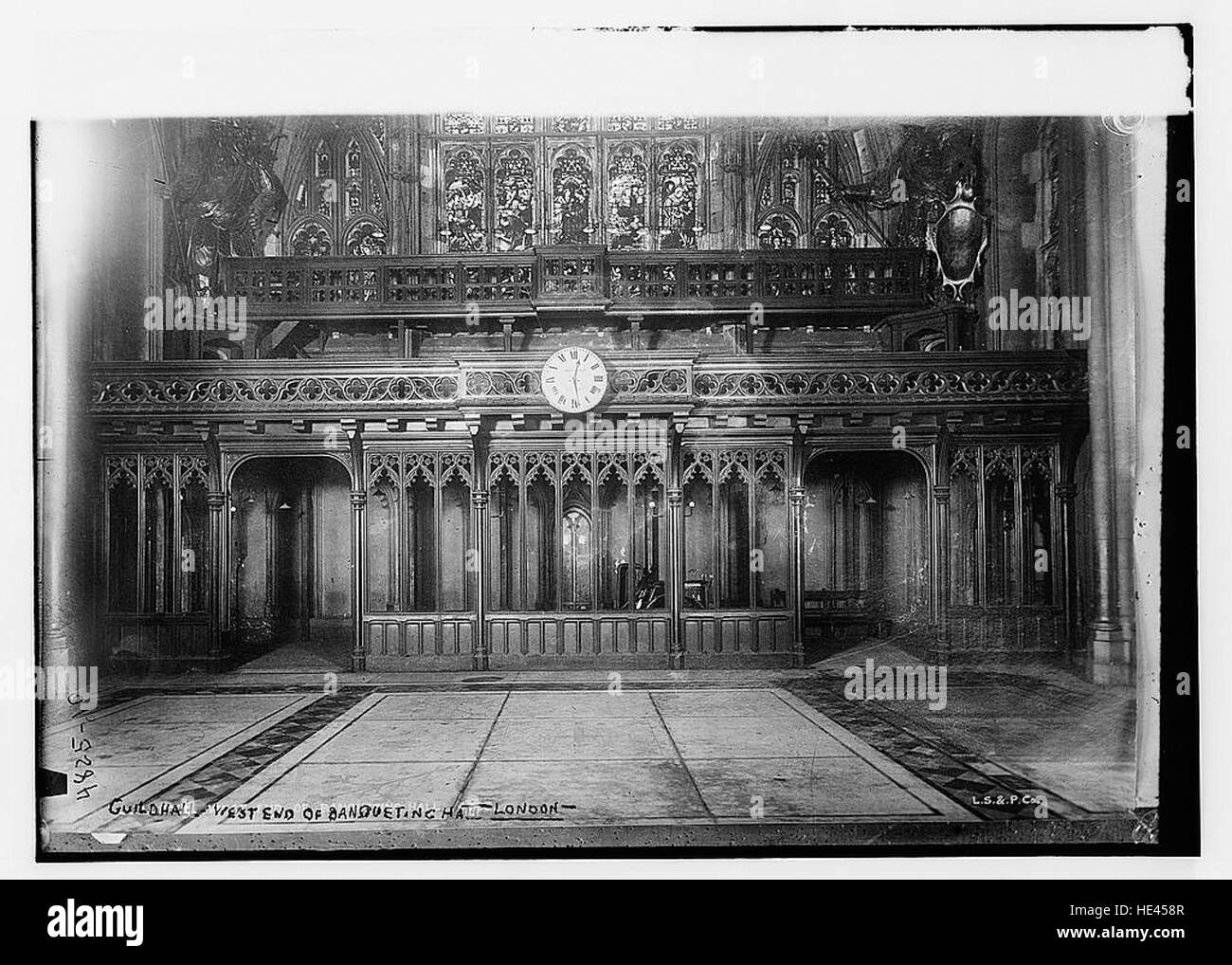 Ein Bild des westlichen Endes der Banketthalle der Guildhall in London, das seine historische Architektur und die Pracht seines Designs aus der Vergangenheit hervorhebt. Stockfoto