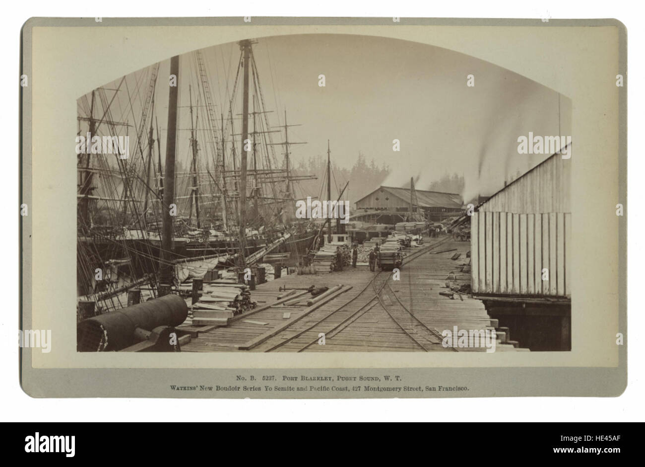 Port Blakeley, auf Bainbridge Island im Puget Sound, Washington Territory, war ein bedeutender Schiffbau- und Holzwerksknotenpunkt des 19. Jahrhunderts. Der Hafen spielte eine Schlüsselrolle in der maritimen Industrie und der Holzfällerei im pazifischen Nordwesten. Stockfoto