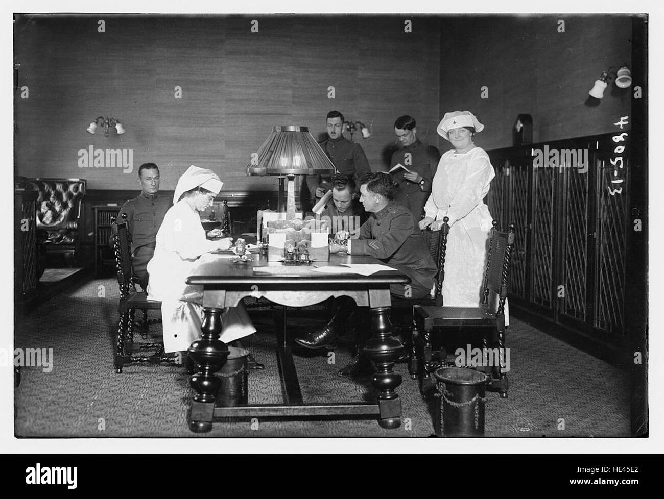 Ein Vintage-Bild, das die historische Beteiligung des Roten Kreuzes an vergangenen humanitären Bemühungen zeigt und die langjährige globale Präsenz der Organisation zeigt. Stockfoto