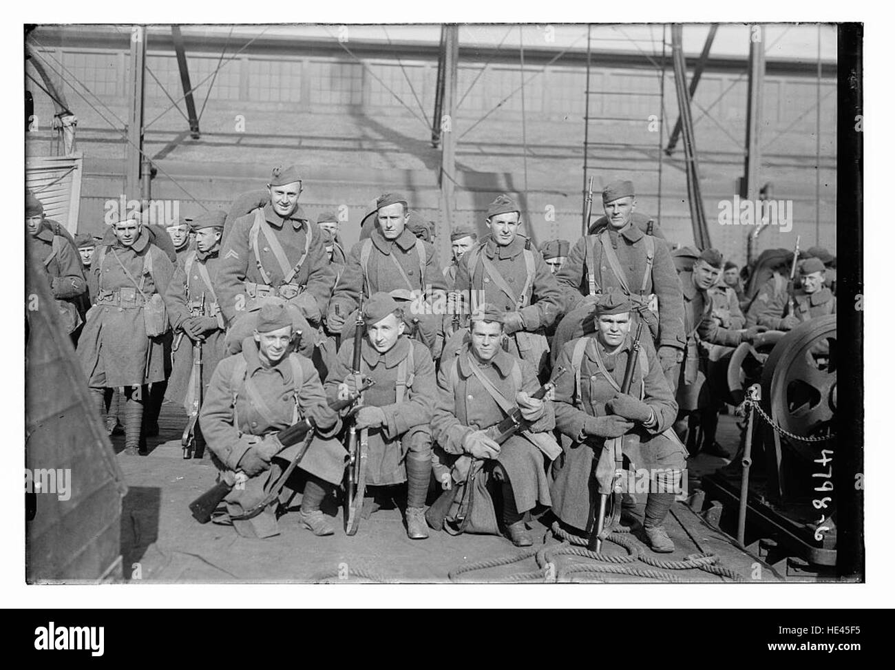 Ein Foto, das Soldaten aus vergangener Zeit zeigt und ihre Uniformen und militärische Ausrüstung zeigt. Dieses Bild zeigt die historische Bedeutung des Militärdienstes und bietet einen Einblick in die vergangenen Kämpfe und Krieger früherer Zeiten. Stockfoto