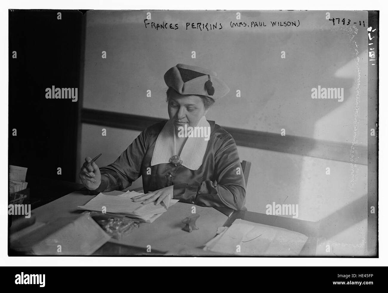 Dieses historische Foto zeigt Frances Perkins, der als US-Arbeitsminister tätig war. Bekannt für ihre Arbeit in der Sozialreform, war sie die erste Frau, die in ein Kabinettsamt der Vereinigten Staaten berufen wurde, was einen bedeutenden Moment in der amerikanischen politischen Geschichte markiert. Stockfoto