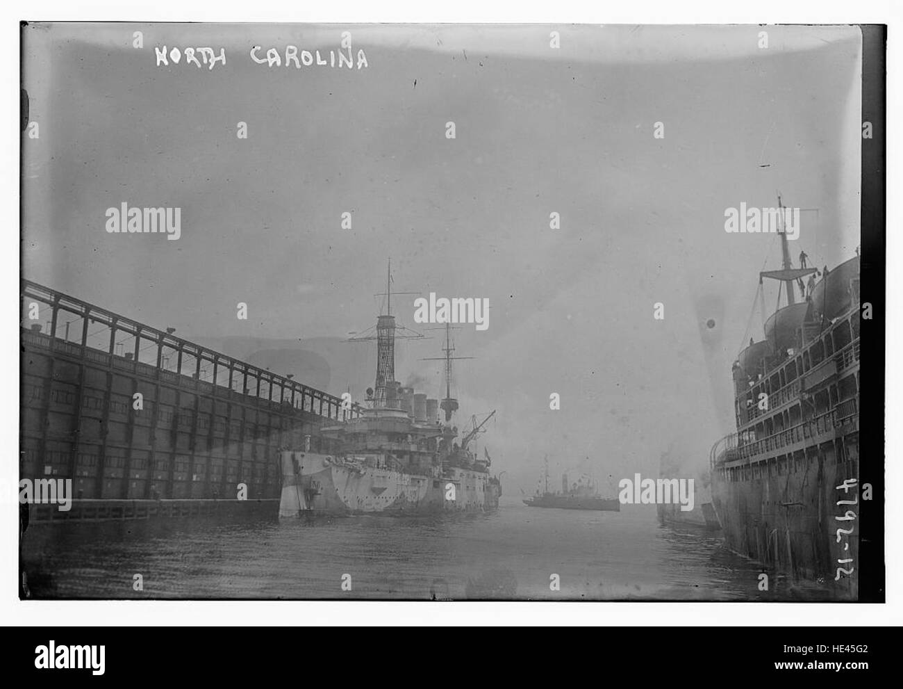 Ein historisches Bild von North Carolina, das seine reiche Vergangenheit und sein Erbe zeigt. Das Bild repräsentiert eine frühere Zeit und spiegelt die Entwicklung des Staates über die Jahrhunderte wider. Sie bietet einen Einblick in die alte und vergangene Geschichte der Region und erfasst wichtige Momente des kulturellen Erbes. Stockfoto