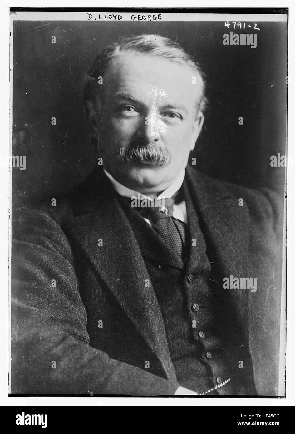 Dieses historische Bild aus dem frühen 20. Jahrhundert fängt David Lloyd George ein, eine bedeutende politische Persönlichkeit und Premierminister des Vereinigten Königreichs während des Ersten Weltkriegs. Seine Führung und Reformen waren in einer entscheidenden Zeit der britischen Geschichte von entscheidender Bedeutung. Stockfoto
