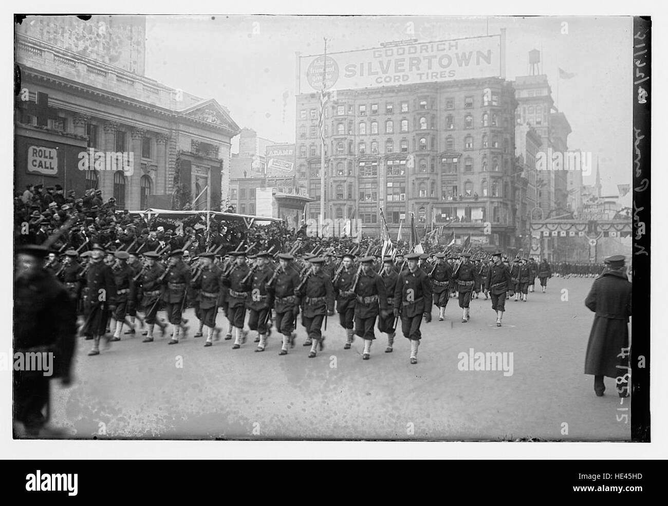 Dieses historische Bild zeigt eine Marineparade mit Schiffen und Seeleuten, die an einer formellen Militärprozession teilnehmen. Solche Umzüge heben oft die Marinestreitkräfte hervor und erinnern an bedeutende Ereignisse in der maritimen Geschichte. Stockfoto
