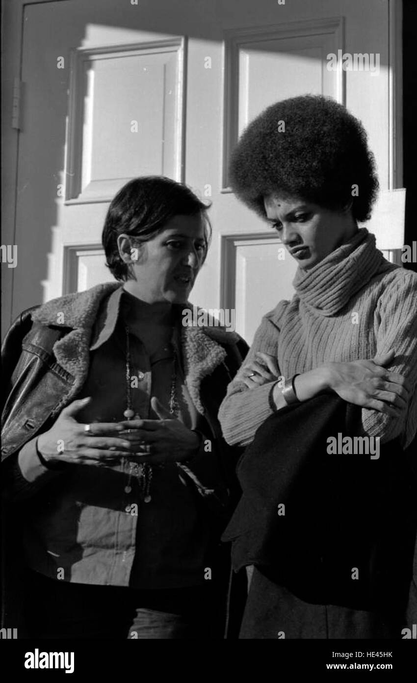 Dieses ikonische Bild zeigt Kathleen Cleaver, eine prominente politische Aktivistin, die einer nicht identifizierten Frau in Tallahassee zuhört. Cleaver war eine Schlüsselfigur in der Bürgerrechtsbewegung und der Black Panther Party, und ihre Arbeit beeinflusst auch heute noch das politische Denken und den Aktivismus. Stockfoto