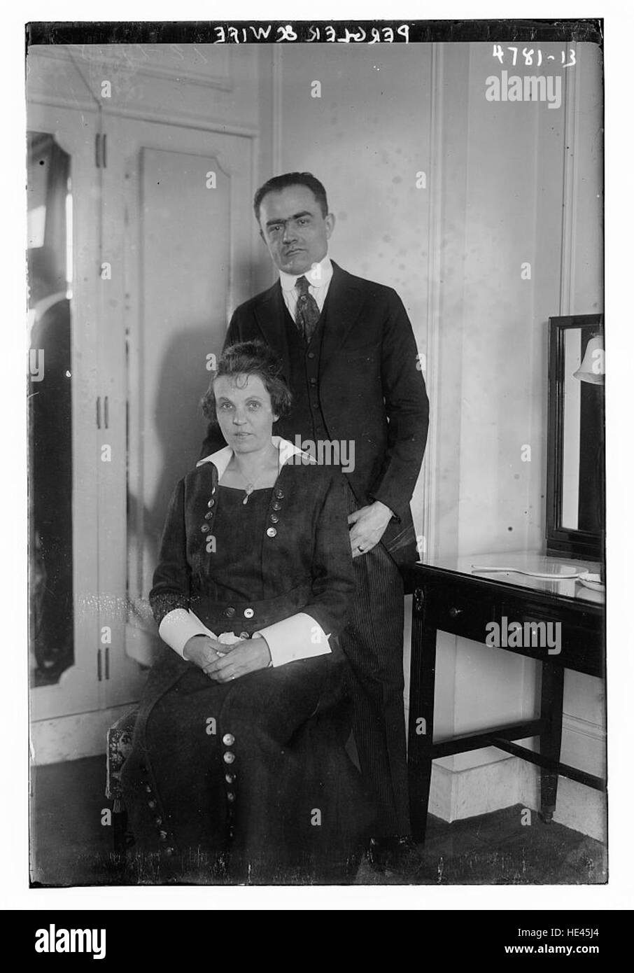 Dieses Bild zeigt die historischen Figuren von Pergler und seiner Frau und bietet einen Einblick in ihr Leben in einer vergangenen Ära. Das Kunstwerk oder Foto repräsentiert vergangene Zeiten und bietet wertvolle Einblicke in historische Mode, Lebensstil und sozialen Status. Stockfoto